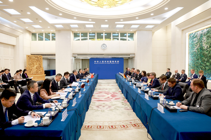 会见德国联邦经济和能源部部长赖歇2.jpg