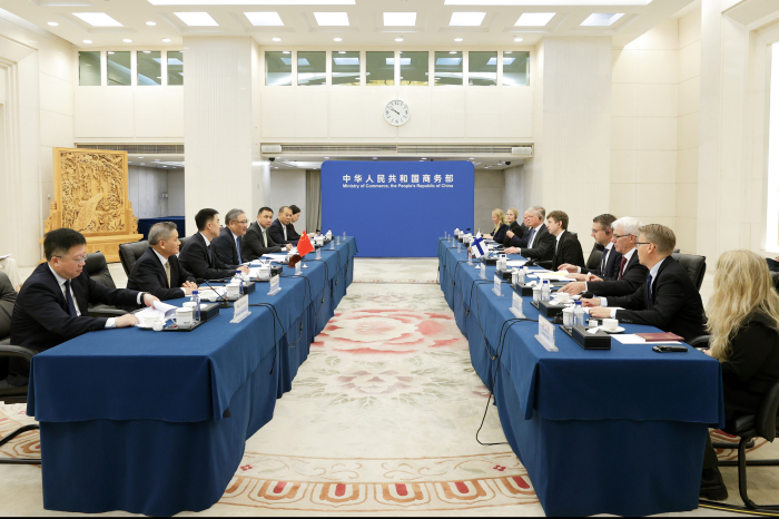 会见芬兰经济事务部长普伊斯托2.jpg